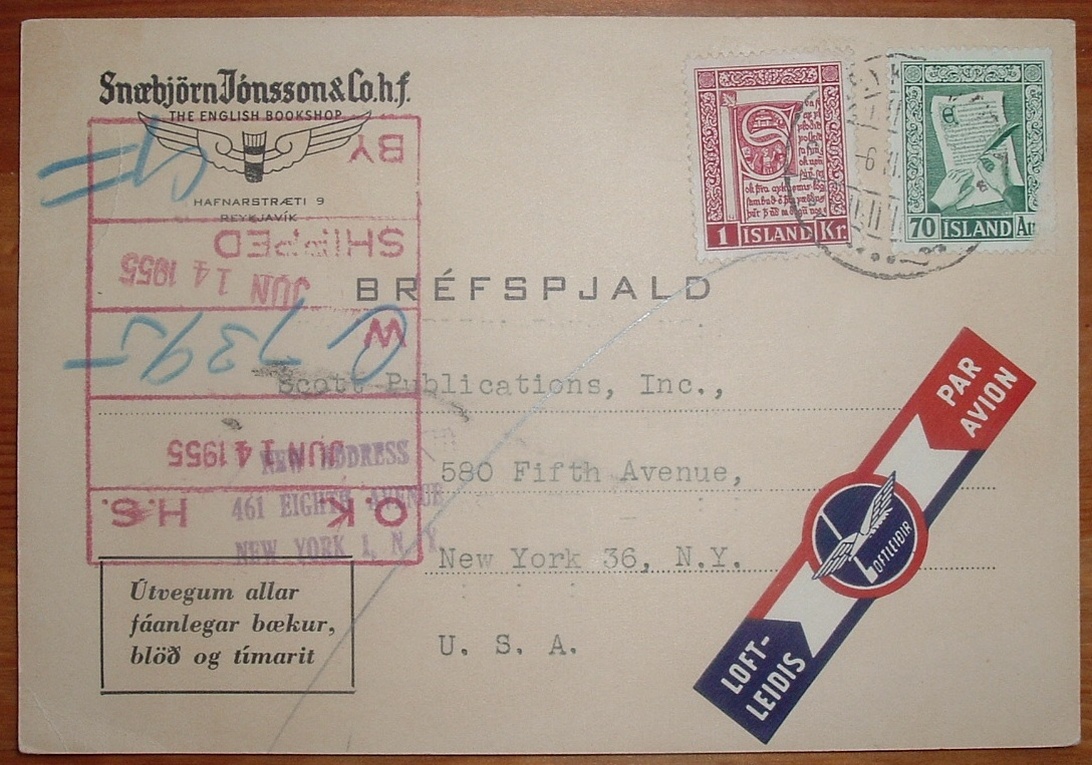 Eine alte Postkarte von Island in die USA mit zwei deutlich sichtbaren Briefmarken und mehreren Poststempeln. Die Karte hat 'Par Avion' (Luftpost) Vermerke und scheint von einer Buchhandlung an ein Verlagsunternehmen zu gehen. Dies illustriert direkt den internationalen Versand philatelistischer Objekte und die Postgeschichte, die Briefmarkensammler schätzen.